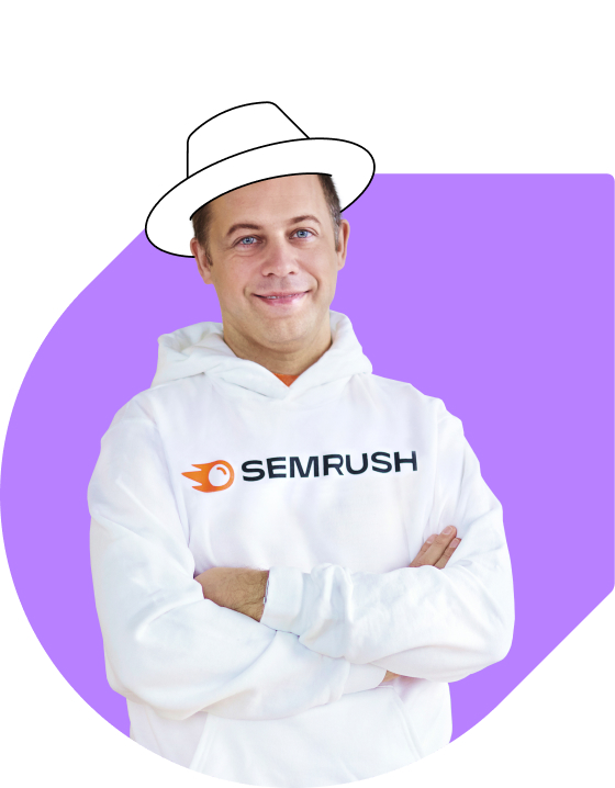 Photo du PDG et fondateur Oleg Shchegolev portant un sweat à capuche blanc avec le logo Semrush et un chapeau blanc sur la tête